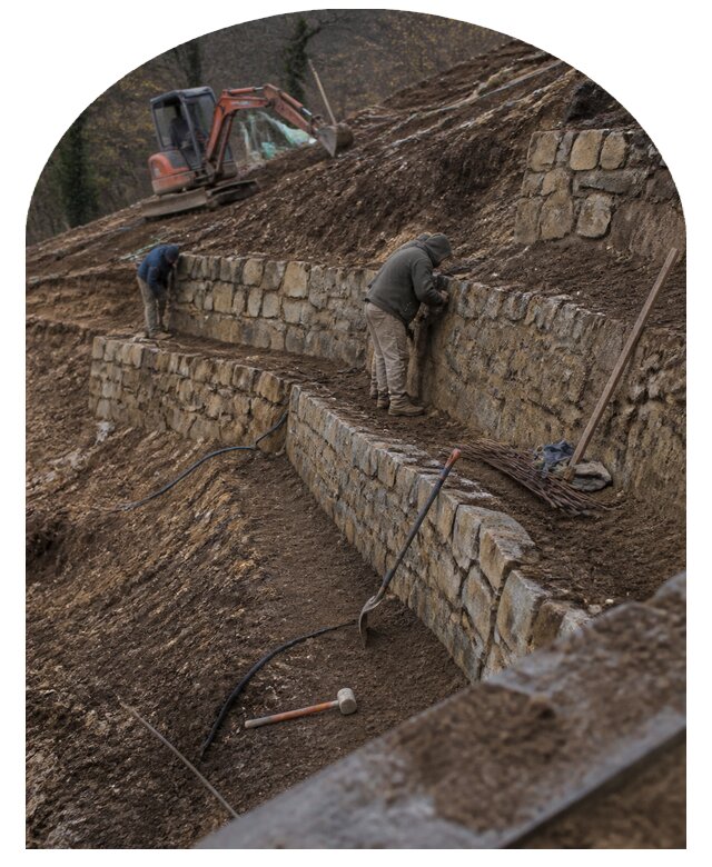 Террасирование участка для выравнивания рельефа в Саянске
